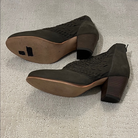 Diba Women's Dark Gray Ankle Booties women’s size 9 - Picture 4 of 7